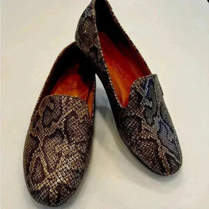 Gentle souls by Kenneth Cole “Eugene” leather flats.  slip ons size 7.5